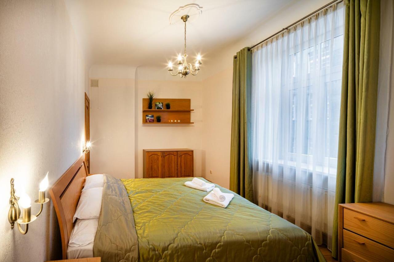 Dzirnavu Street Apartment In City Center Riga Bagian luar foto